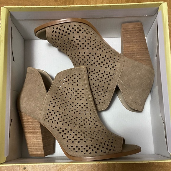 Size 7 heels - Picture 1 of 1